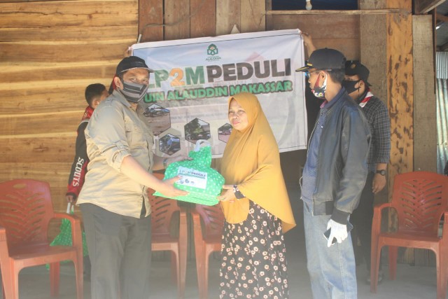 LP2M UIN Alauddin Makassar Salurkan Paket Bantuan untuk Korban Bencana Alam di Jeneponto