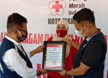 PMI Kecamatan Rappocini Beri Piagam Penghargaan SMP Negeri 13 Makassar