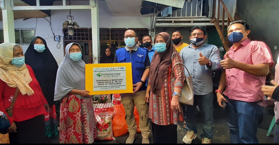Forum CSR Kesos Sulsel Serahkan Bantuan, Korban Kebakaran di Jalan Pelita Makassar