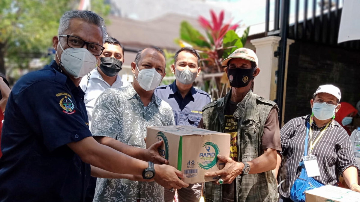 Karang Taruna Beri Donasi Korban Kebakaran di Muhammad Tahir
