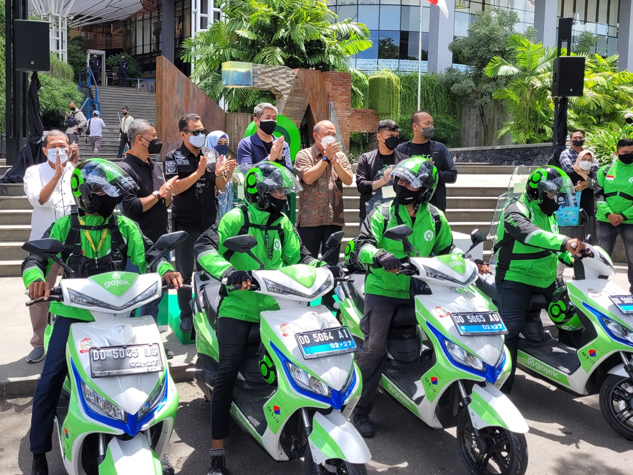Pertama di Indonesia Timur, Gojek dan Santomo Percepat Pengembangan Ekosistem Kendaraan Listrik