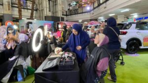 Salah satu activity di Kalla Toyota Candy World adalah make up challenge