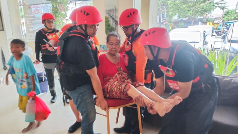 Bantu Ribuan Warga Selama Banjir, Kalla Rescue Jangkau 9 Kecamatan di Kota Makassar