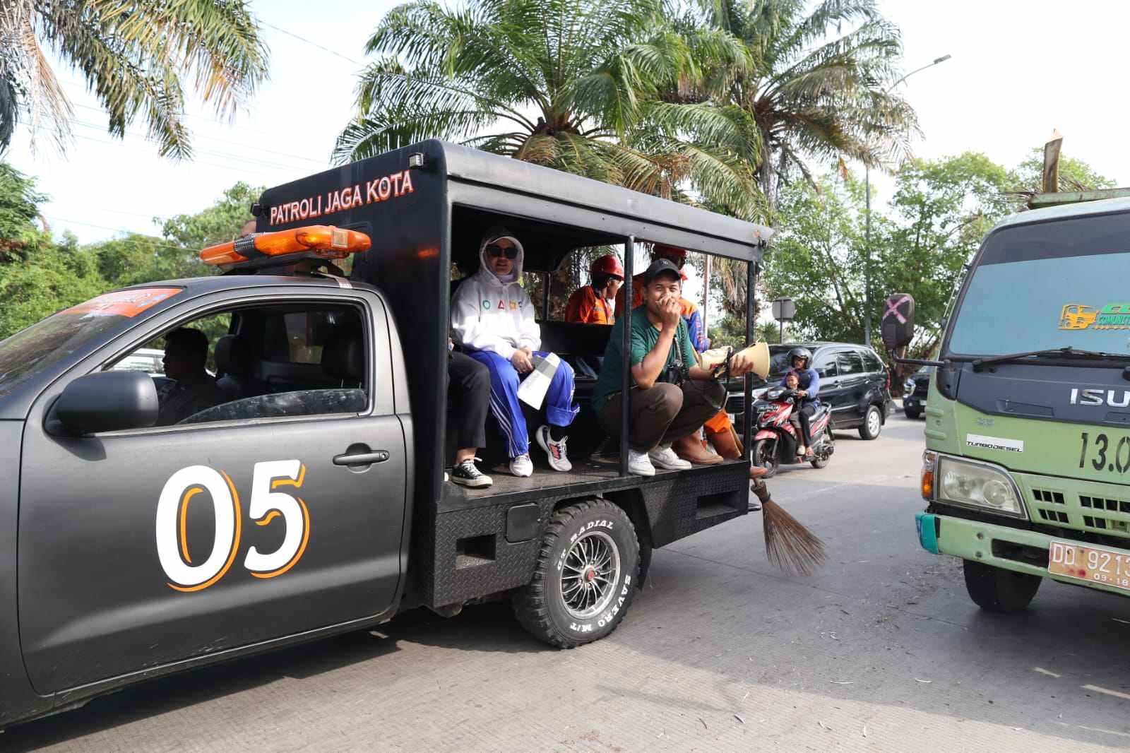 Gunakan Mobil Patroli, Fatmawati Rusdi Pantau Gerakan Bersih Taman Kota
