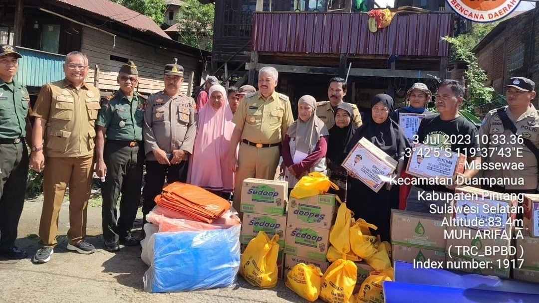 Disalurkan Bupati Pinrang, Bantuan Logistik Pemprov Sulsel untuk Korban Musibah Angin Kencang di Pinrang