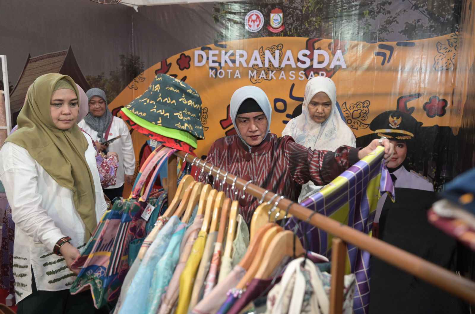 Hadiri Expo Dekranasda Sulsel di Wajo, Indira Yusuf Ismail Sambangi Booth Dekranasda Makassar