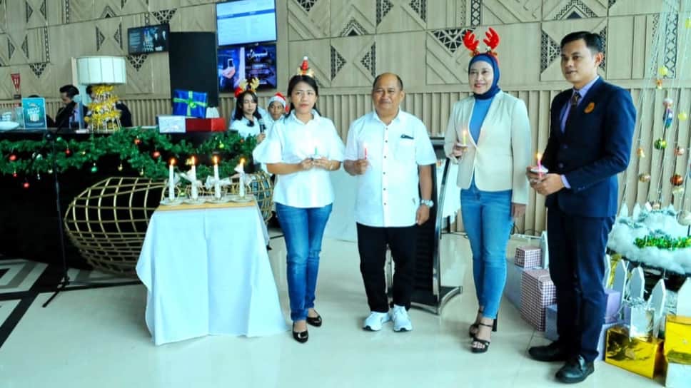 Mercure Makassar Nexa Pettarani menggelar Lit the Christmas Tree. Foto: Ansar Haris