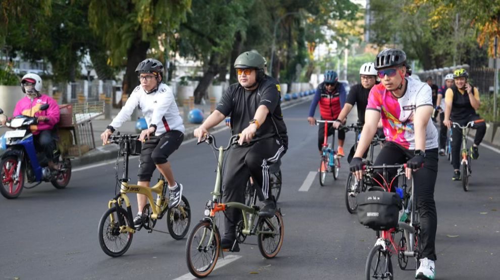 Mengayuh sepeda Pantau Program “Jumat Bersih”, Munafri Gerak Cepat Pembersihan Kanal