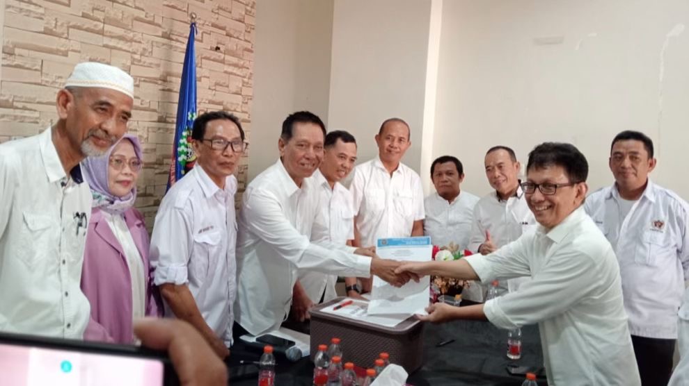 Dikawal Para Pendukung, Suwardi Thahir Resmi Kembalikan Formulir Calon Ketua