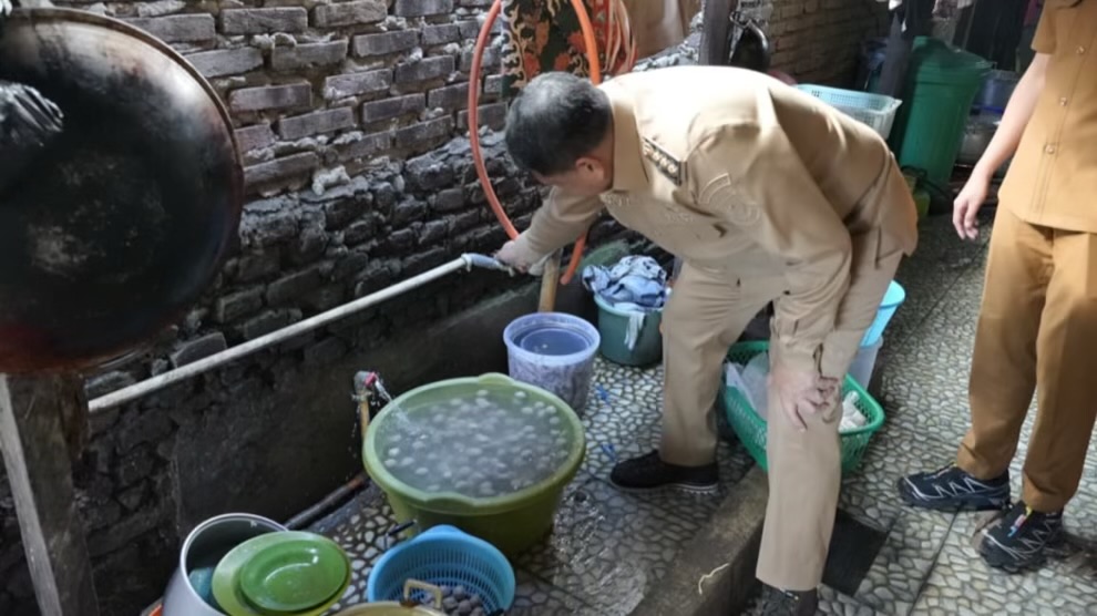 Appi Tinjau Lorong Kerung-Kerung, Pastikan Air PDAM Kembali Mengalir ke Rumah Warga